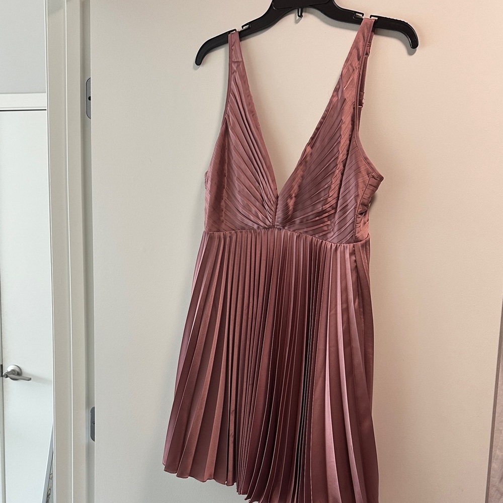 Elegant Pink Pleated Dress